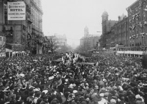 Crowds-converges-on-marchers